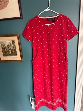 Casual Red Short-Sleeve Midi Dress with Button Front and Pockets